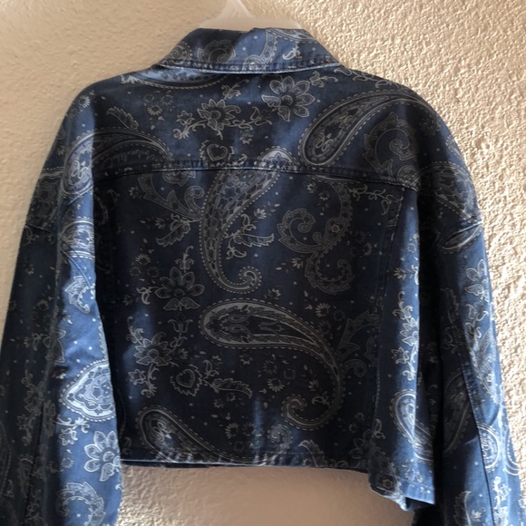 WEWOREWHAT Cropped Jean Jacket, Rigid Denim Paisley Print, Sz. M-L /NWT - Picture 15 of 17